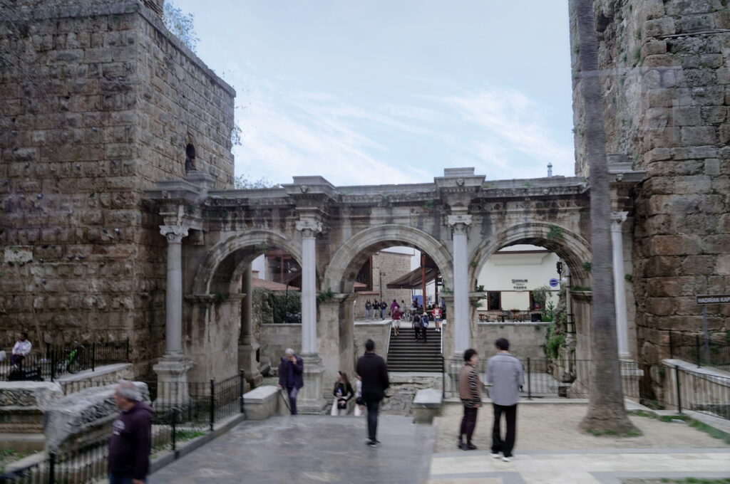 Das Hadrianstor an der Atatürk Caddesi