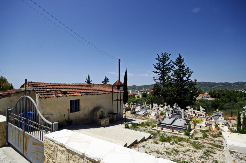 Friedhof eines kleinen Bergdorfes.