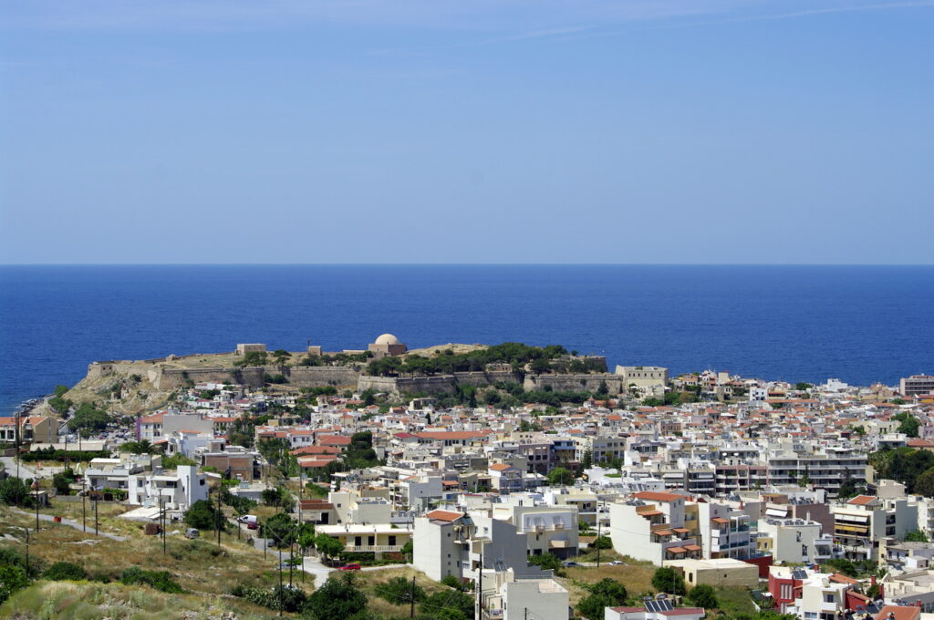 Blick auf Rethymnon - im Hintergrund die alte Festung Festung „Fortezza von Rethymno"