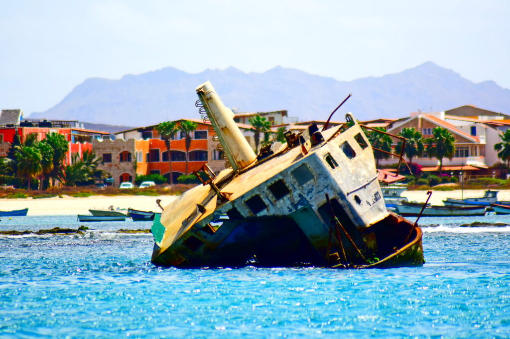 Liegengelassenes, havariertes Schiff