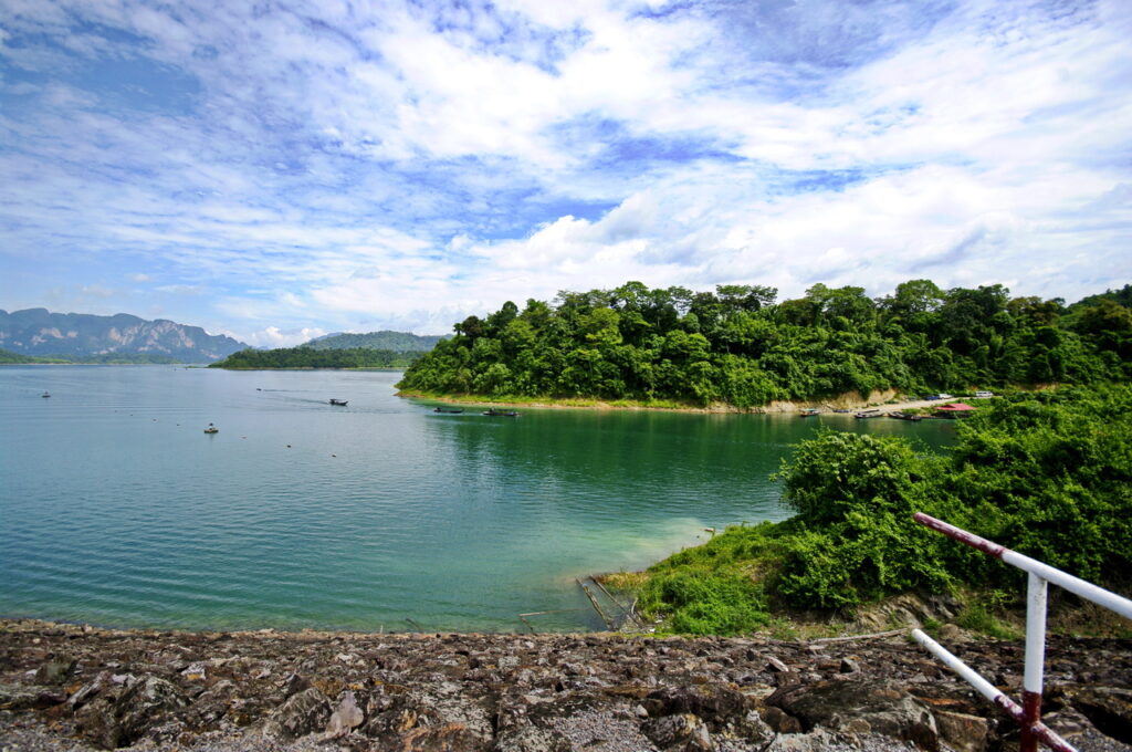 Der Ratchaprabha Staudamm - Cheow-Lan-See