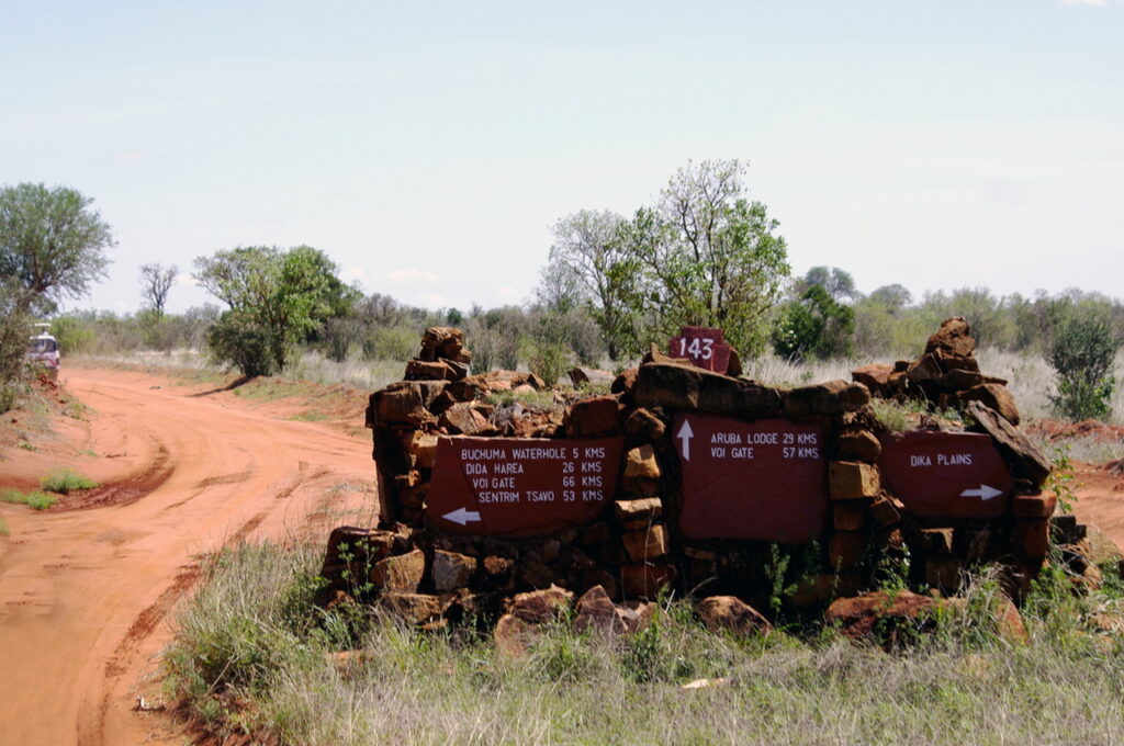 Wegweiser im Tsavo East National Park
