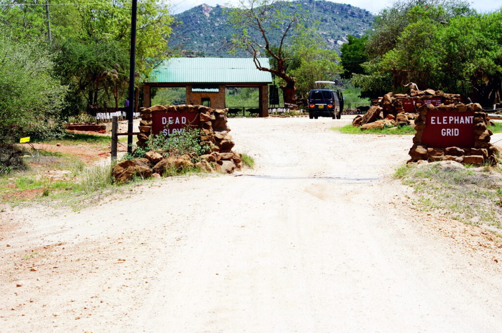Eine der Zufahrten zum Tsavo East National Park