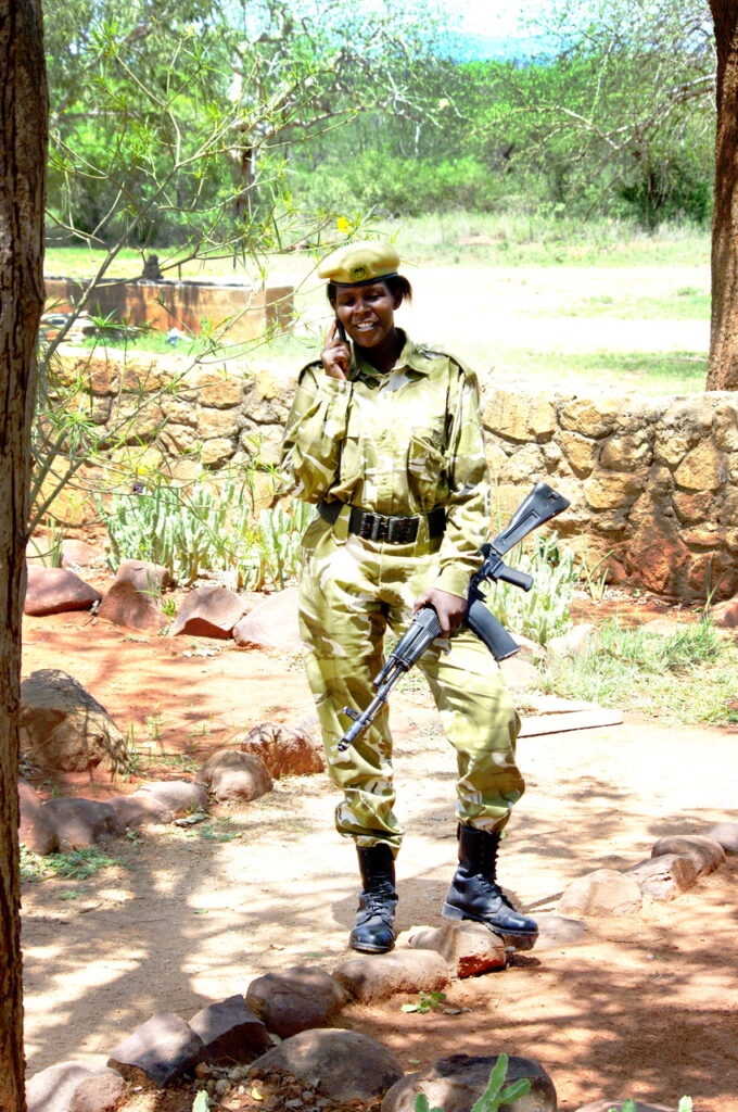 Rangerin im Tsavo East National Park