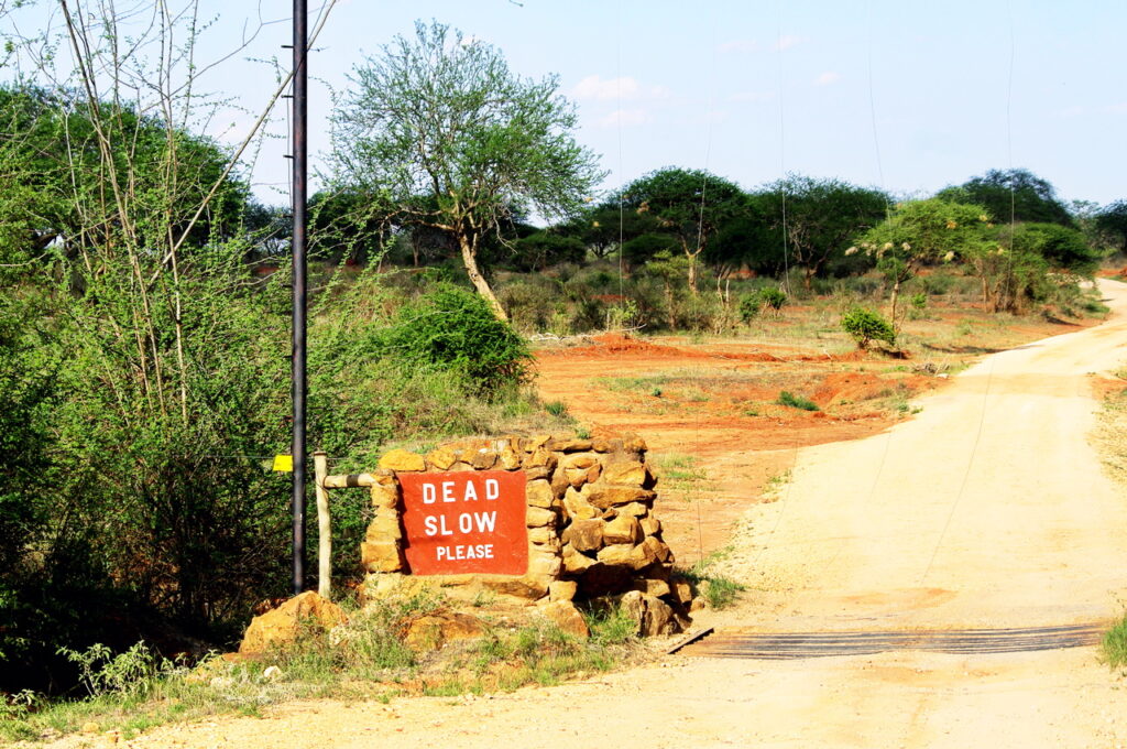 Eine der Zufahrten zum Tsavo East National Park