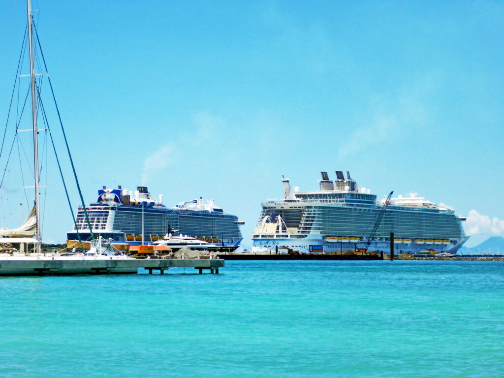 Kreuzfahrtschiffe im Hafen von Philipsburg