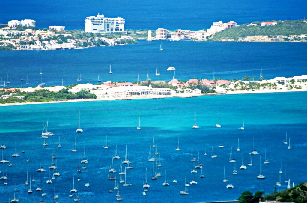Blickauf Sint Maarten vom Pic Paradis aus