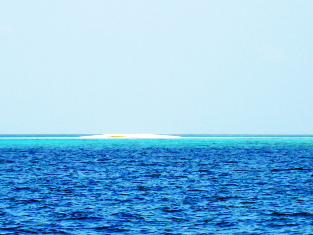 Kleine Sandbank mitten im Indischen Ozean