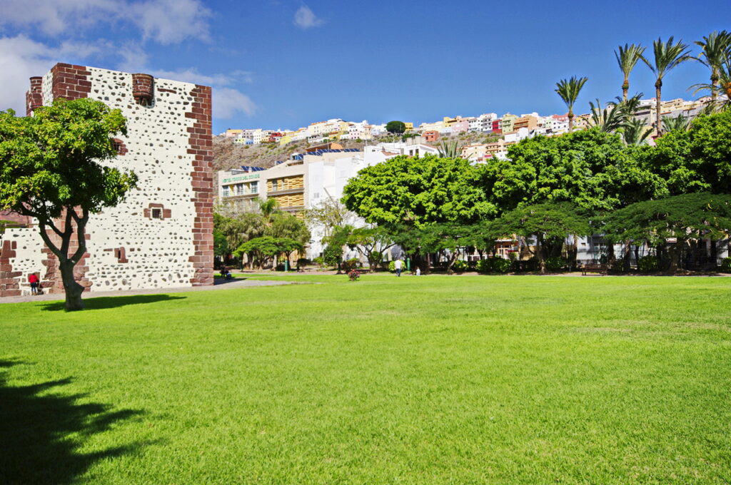 Festungsturm Torre del Conde im gleichnamigen Park