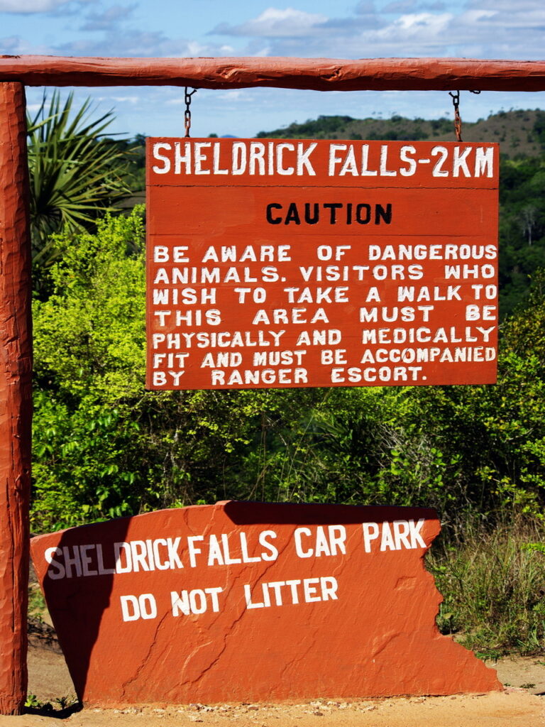 Wegweiser zu den Sheldrick Falls