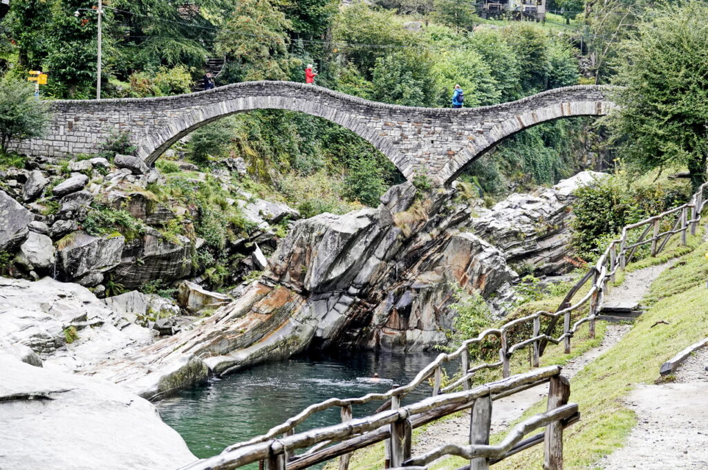 Brücke Ponte dei Salti im Verzascatal