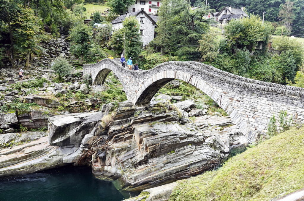 Brücke Ponte dei Salti im Verzascatal