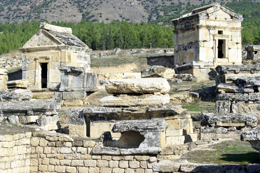 Hausförmige Sarkophage